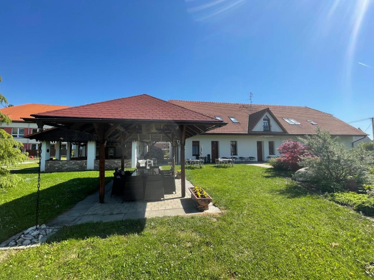 Penzion U Bohuša Lednice Exterior foto