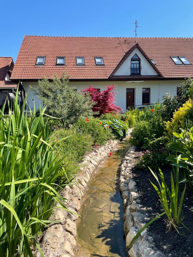 Penzion U Bohuša Lednice Exterior foto