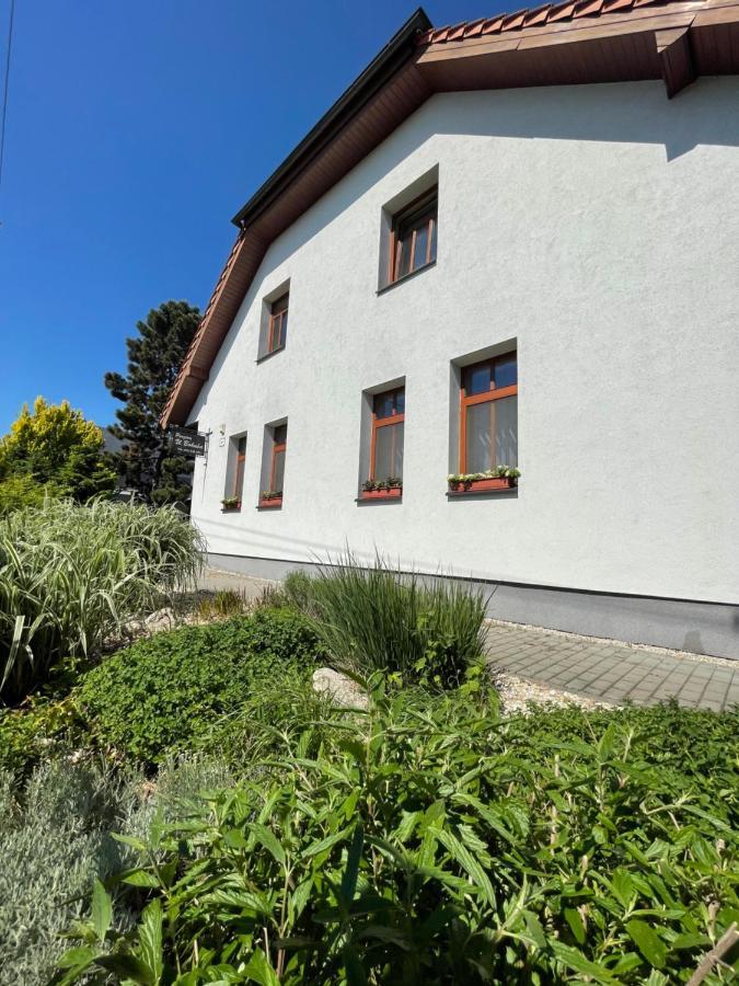 Penzion U Bohuša Lednice Exterior foto